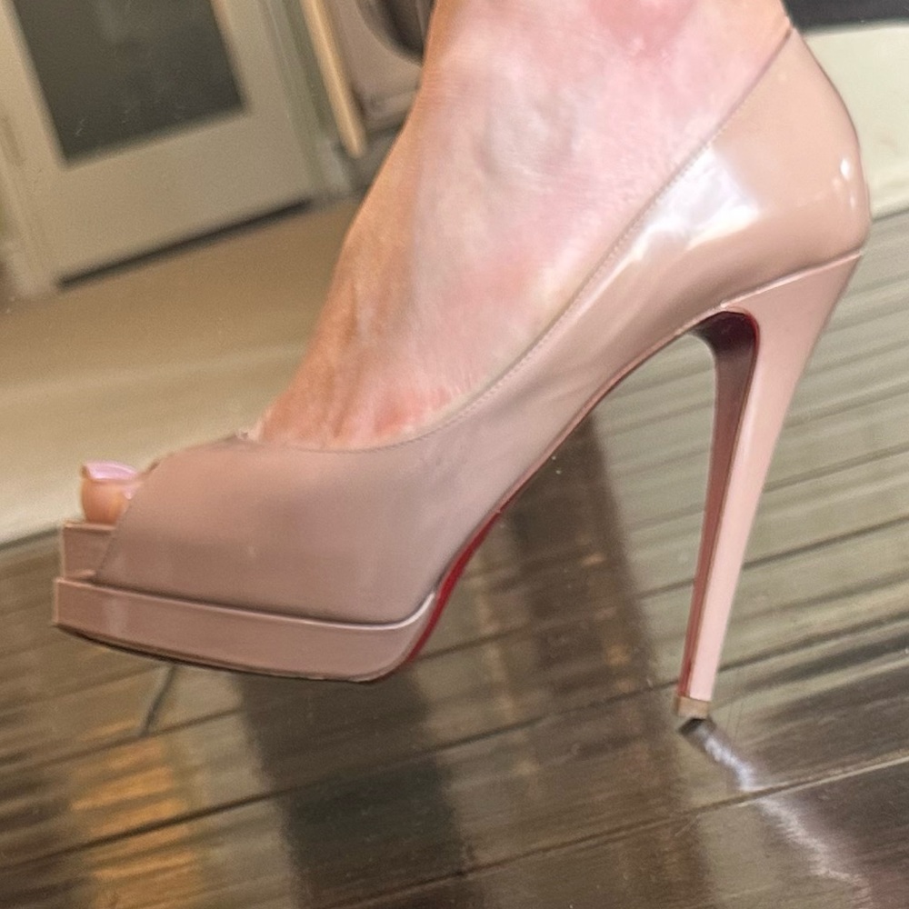Christian Louboutin - Picture 9 of 9